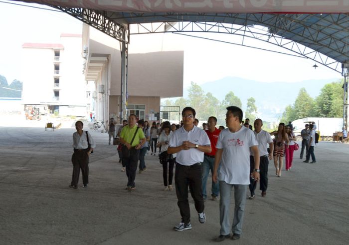 pp电子瓷砖品牌董事长和营销总经理带队参观出产基地