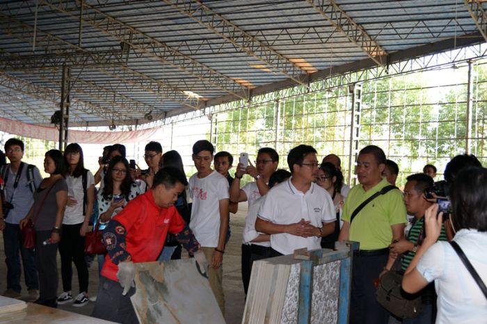 pp电子瓷砖品牌董事长向媒体记者介绍产品