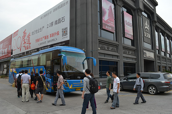 pp电子员工乘大巴启程前往清远