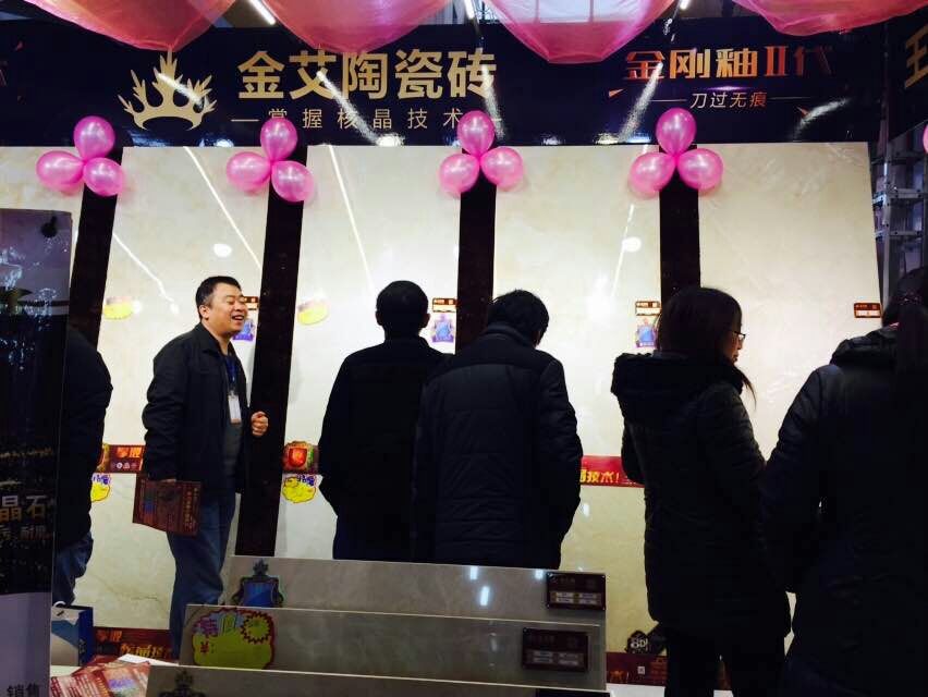 pp电子瓷砖工作人员与顾客交谈