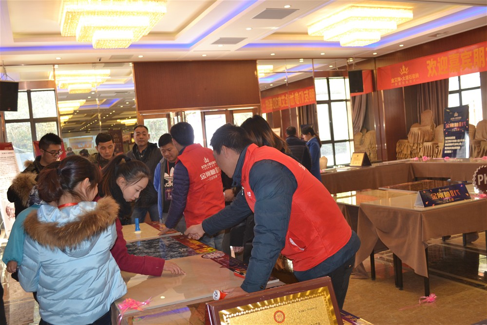 pp电子瓷砖工作人员为瓷砖代理商伴侣具体介绍金刚釉II代产品