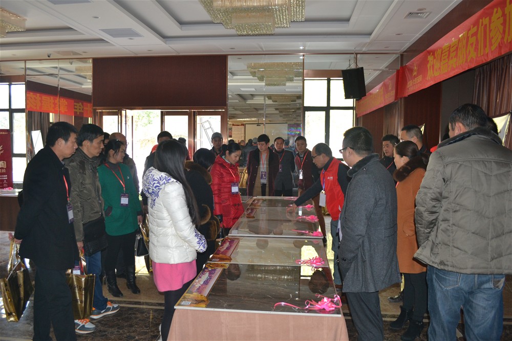 pp电子瓷砖工作人员为瓷砖代理商伴侣具体介绍金刚釉II代产品