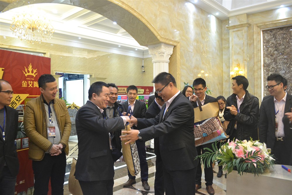 pp电子瓷砖营销总监刘鸿瑞为寿星奉上生日礼物