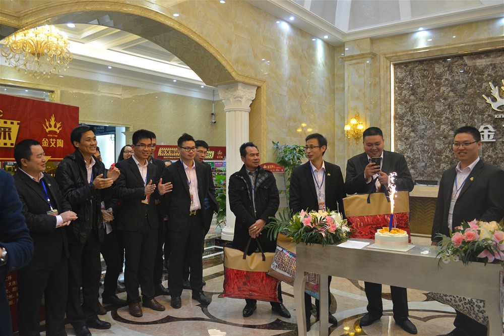 整个pp电子人齐聚一堂为寿星庆生