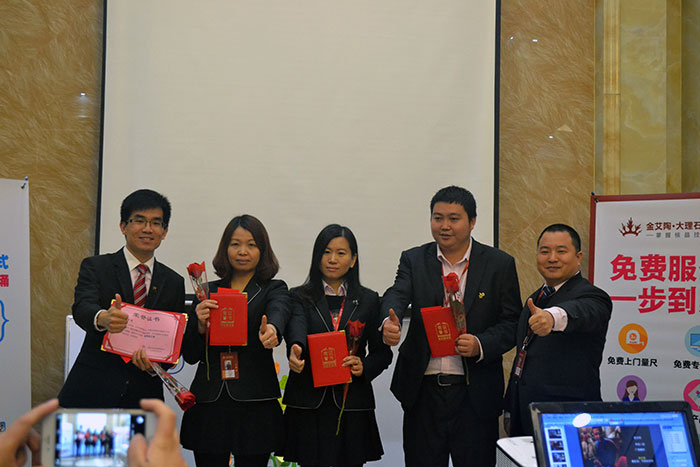 pp电子瓷砖营销总监刘鸿瑞为2015优良员工颁奖