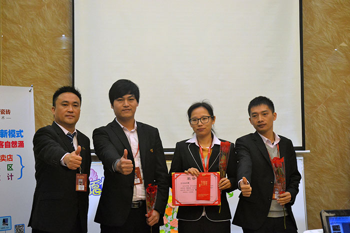 pp电子瓷砖营销总经理罗胜为2015年团队合作奖（空间设计部）颁奖