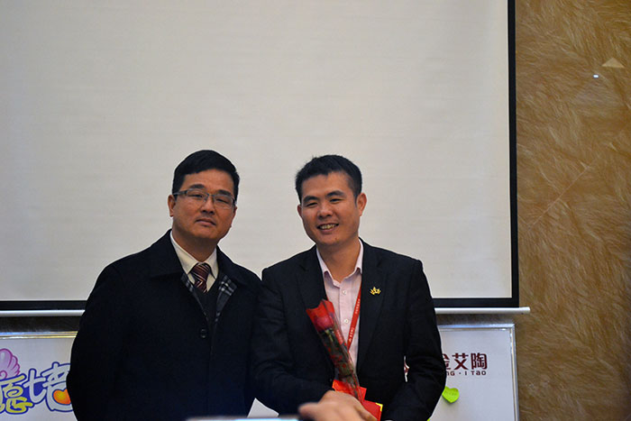 pp电子瓷砖董事长刘鸿祥为2015年董事长出格奖（王宏城）颁奖