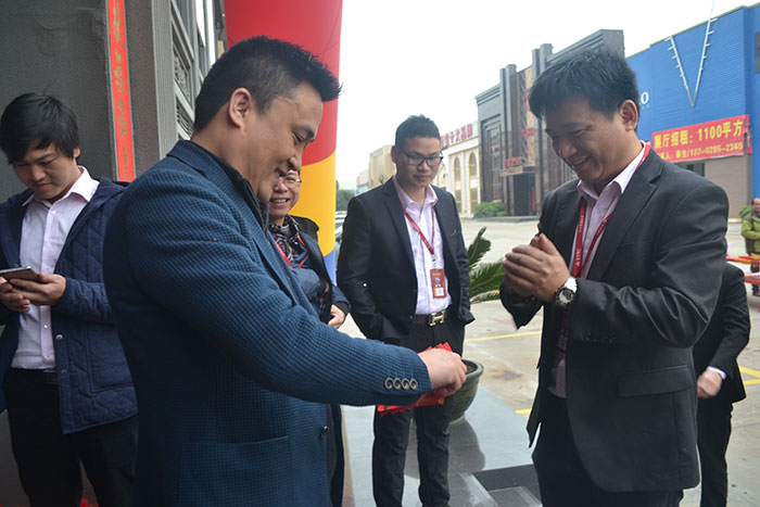 pp电子瓷砖营销总经理罗胜派利是