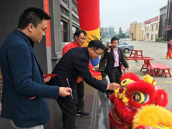 pp电子瓷砖董事长刘鸿祥给狮子点睛