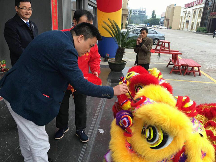 pp电子瓷砖营销总经理罗胜给狮子点睛