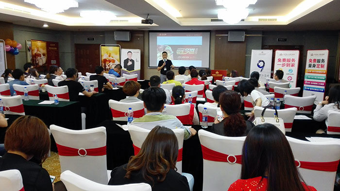 pp电子瓷砖品牌营销总经理罗胜先生介绍pp电子新品