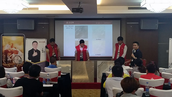 pp电子瓷砖品牌营销总经理罗胜先生现场展示pp电子新品