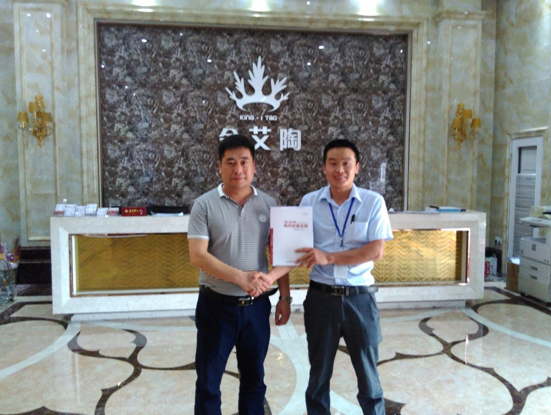 河南濮阳pp电子瓷砖总代理杨总和pp电子濮阳销区经理合影