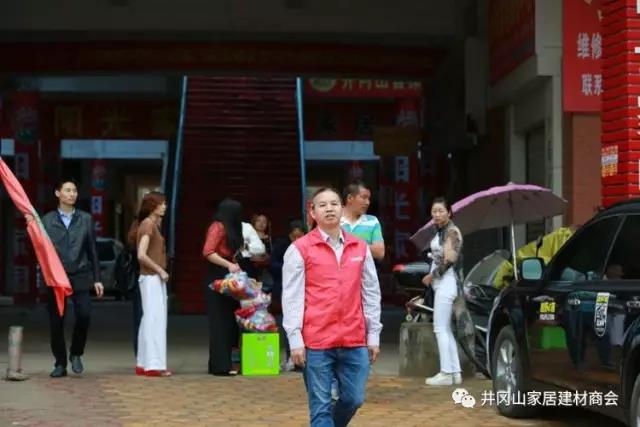 2017年5月12日，中国的第9次＂防灾减灾＂日之际，井冈山pp电子瓷砖尹慧华先生参加井冈山民间集体同盟发展公益活动，携手走进偏远山区古村－湘洲。