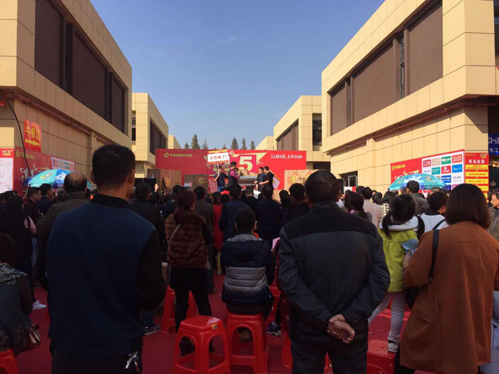 2017年11月5日，百盟荣耀建材大市场邀约30家品牌商家结合进行了本次的家居建材团购会，参与活动的消费者将现场的氛围不休推向热潮，pp电子瓷砖品牌展位无论人气、销售都获得空前成功，彰显品牌大气风采。