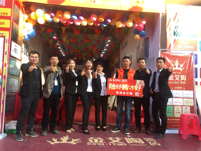 2017年11月5日，百盟荣耀建材大市场邀约30家品牌商家结合进行了本次的家居建材团购会，参与活动的消费者将现场的氛围不休推向热潮，pp电子瓷砖品牌展位无论人气、销售都获得空前成功，彰显品牌大气风采。