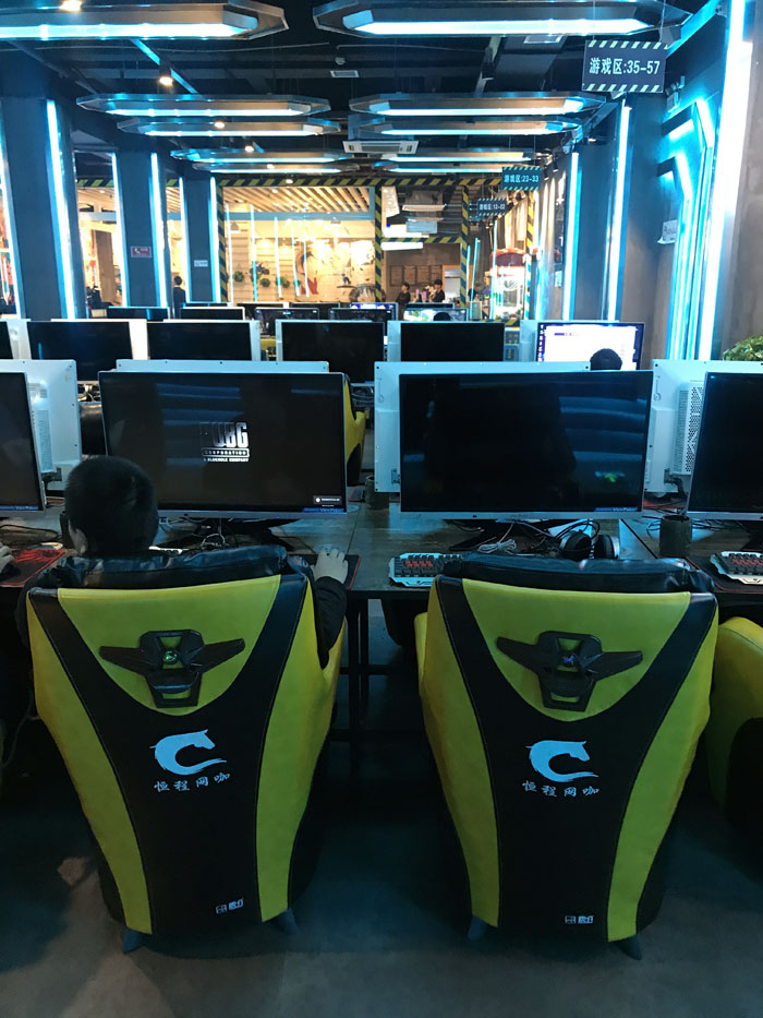 pp电子现代仿古砖案例:别说了，一路去这个1000方的网咖开黑！