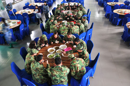 在食堂用餐，10分钟要吃完哦